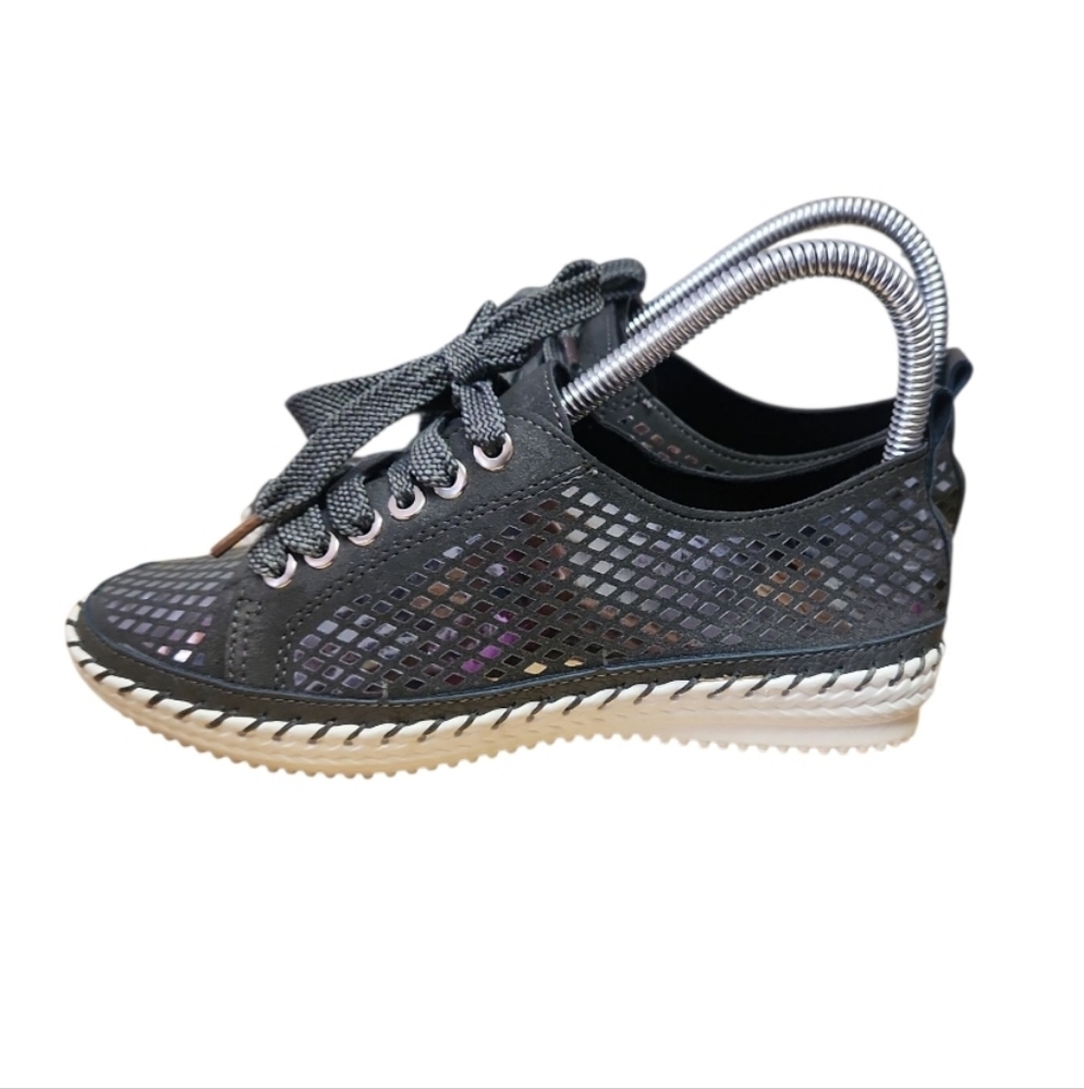 Italina Women's Shoes Gray Shiny Pieces Stitch Bottom Size 6